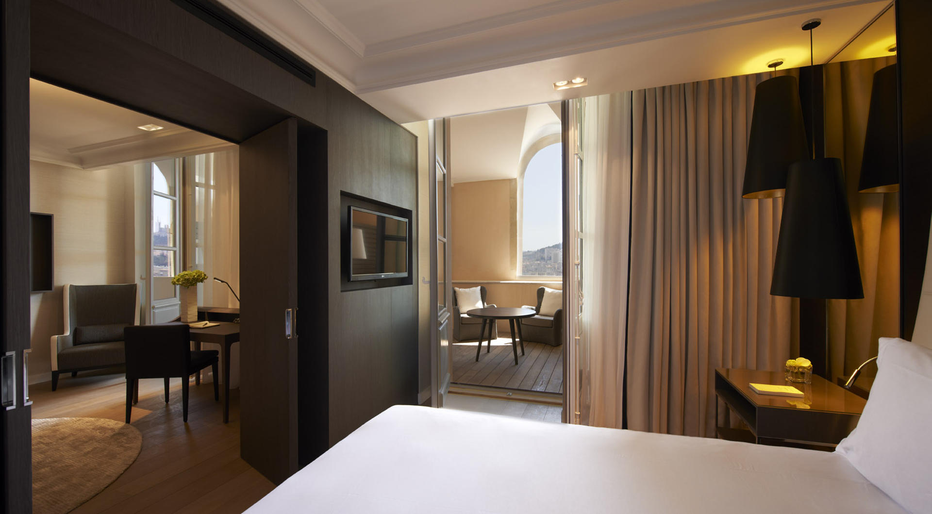InterContinental-Marseille-Hotel-Dieu-suite-junior-terrasse