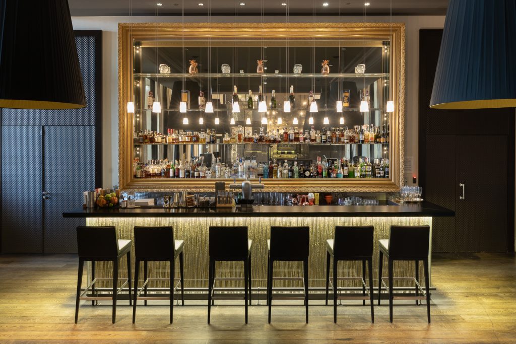 Intérieur du bar Le Capian à l'InterContinental Marseille Hôtel-Dieu, décor contemporain chic avec comptoir et éclairage ambré
