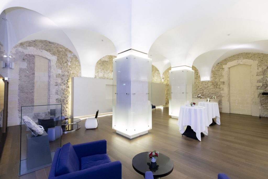 Espace Culturel de l'InterContinental Marseille Hôtel-Dieu en configuration banquet avec tables nappées violet, salle de gala exceptionnelle