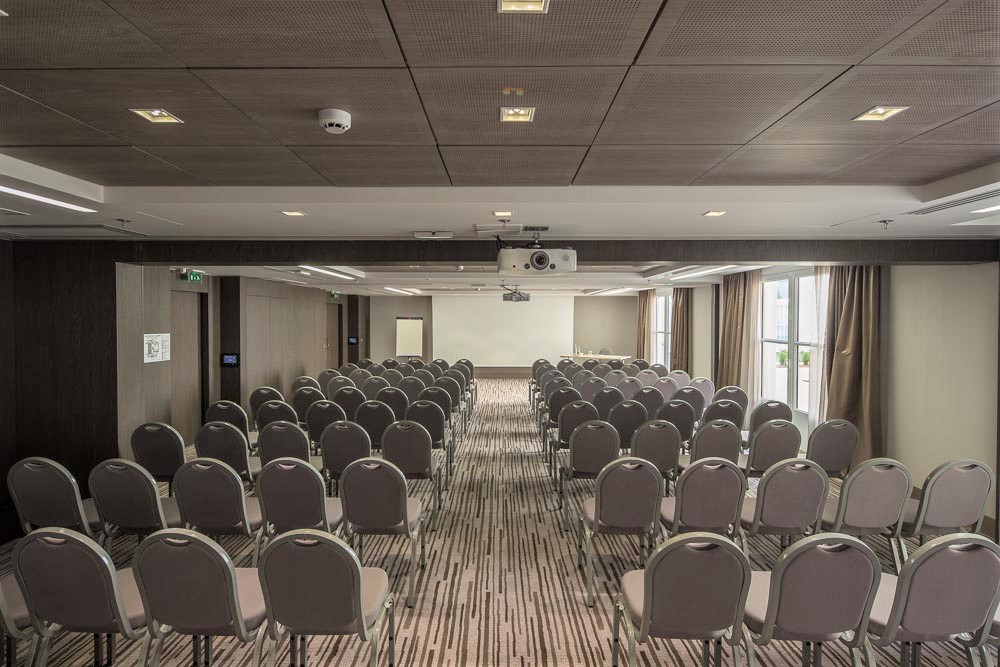 Grandes Écuelles de l'InterContinental Marseille Hôtel-Dieu en configuration théâtre pour conférence, rangées de chaises face à l'estrade © wearecontents