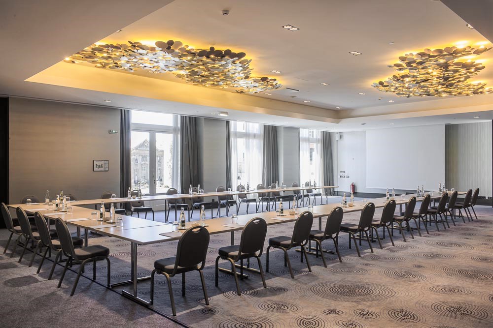 Salle des Cordelles de l'InterContinental Marseille Hôtel-Dieu en configuration en U pour séminaire et réunion de direction © wearecontents