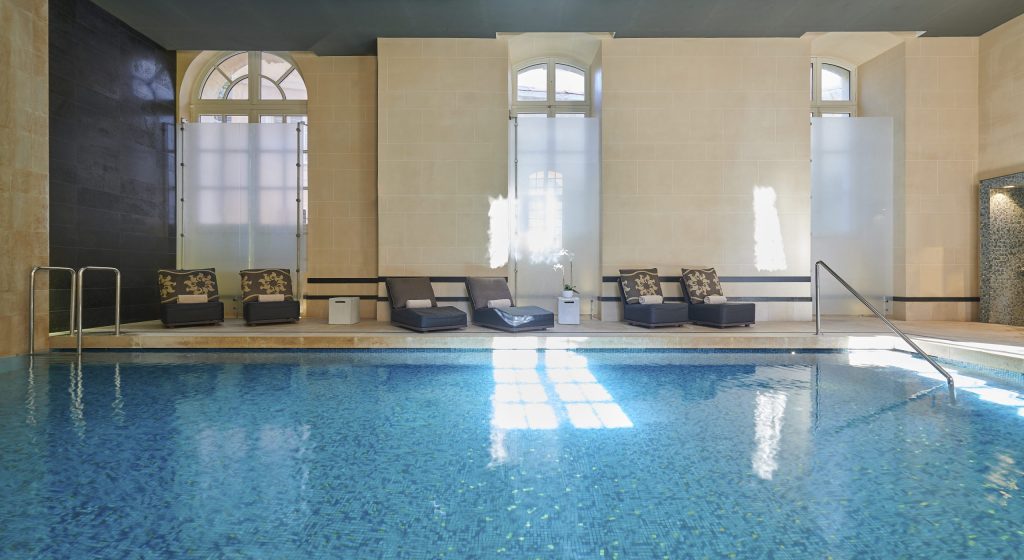 Piscine intérieure du Spa by Clarins de l'InterContinental Marseille Hôtel-Dieu, baignée de lumière naturelle © Eric Cuvillier
