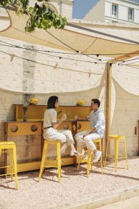 Couple seated on the terrace with an apéritif in the Mediterranean garden of the InterContinental Marseille Hôtel-Dieu